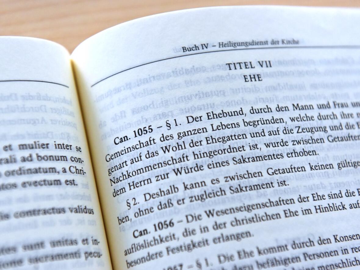 Der Codex Iuris Canonici (CIC) benennt die Wesenselemente und Wesenseigenschaften der Ehe. (Foto: Nicolas Schnall / pba)