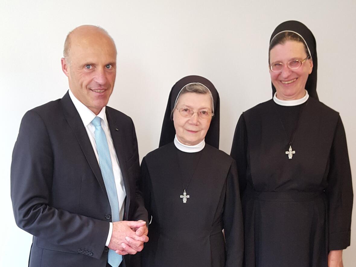 Gruppenfoto am Rande der Vertragsunterzeichnung mit (von links) KJF-Direktor Markus Mayer, Generaloberin Schwester Maria Goretti Böck und Generalvikarin Schwester Andrea Bahrholz. Foto: Kliniken St. Elisabeth/Günter Strobl