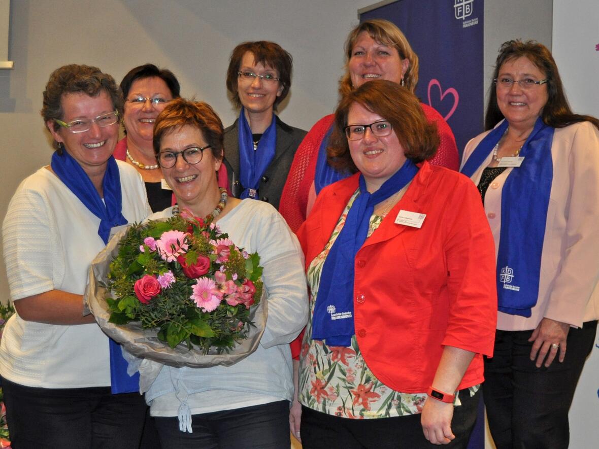 (1. Reihe von links) Ottilia Trommer, Claudia Keisinger, Désirée Aufderheid. (2. Reihe von links) Monika Knauer, Monika Riedmüller, Ulrike Stowasser und Mechthilde Lagleder. (Foto: KDFB)