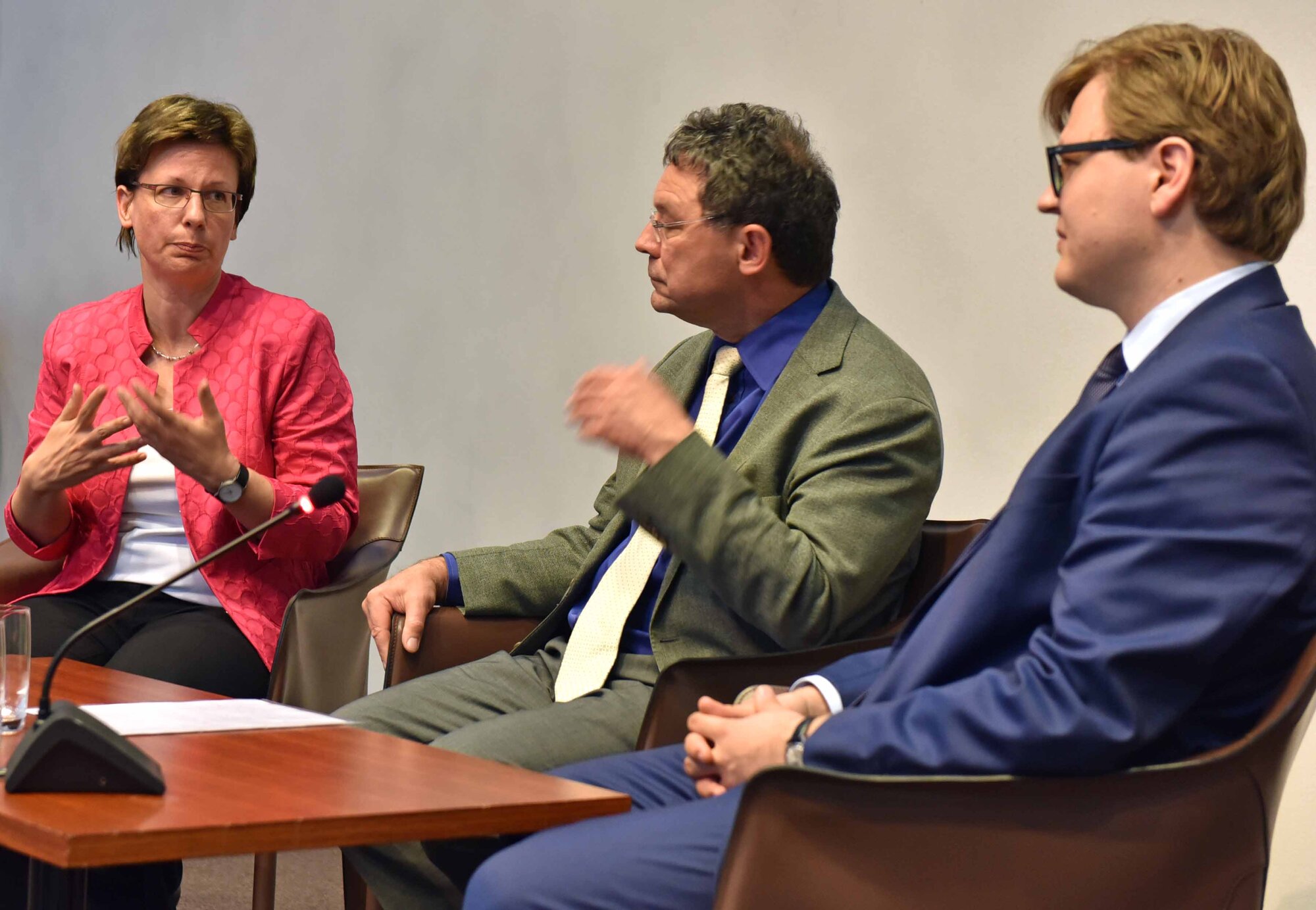 Dr. Anton Schuster, Leiter der Fortbildung im Bistum Augsburg, moderierte das abschließende Podiumsgespräch mit Caritasdirektorin Prof. Dr. Ulrike Kostka und Dr. Alexander Kalbarczyk. (Foto: Nicolas Schnall / pba)