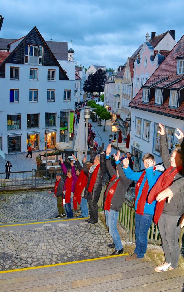 Mehr als 800 Christen kamen am Freitagabend zum Auftakt der Nacht der Kirchen in Kempten zusammen und setzten mit einer Menschenkette ein Zeichen der Einheit. (Foto: Sabine Verspohl-Nitsche / pdke)