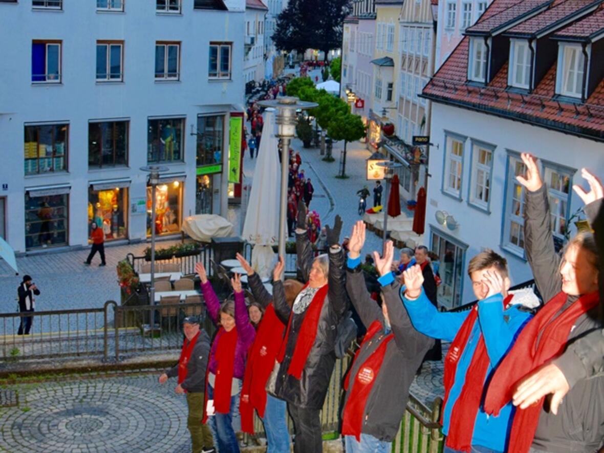 Mehr als 800 Christen kamen am Freitagabend zum Auftakt der Nacht der Kirchen in Kempten zusammen und setzten mit einer Menschenkette ein Zeichen der Einheit. (Foto: Sabine Verspohl-Nitsche / pdke)