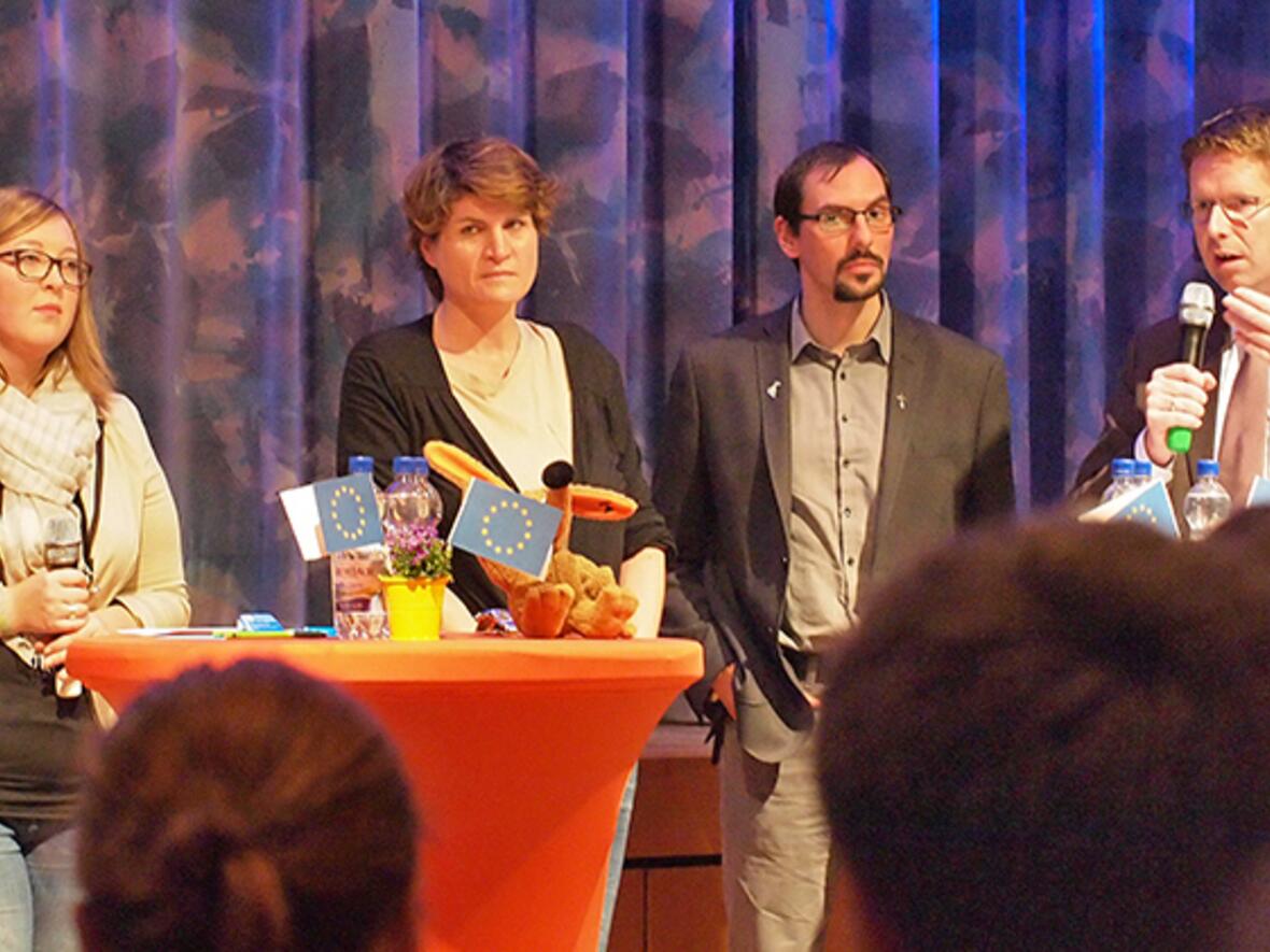 v.l.: Die KLJB-Bundesvorsitzende, Stephanie Rothermel, moderierte die Podiumsdiskussion, an der unter anderem die Landtagsabgeordnete Claudia Stamm, BDKJ-Präses Dominik Zitzler und der Bundestagsabgeordnete Stephan Stracke teilnahmen. (Foto: KLJB Augsburg)