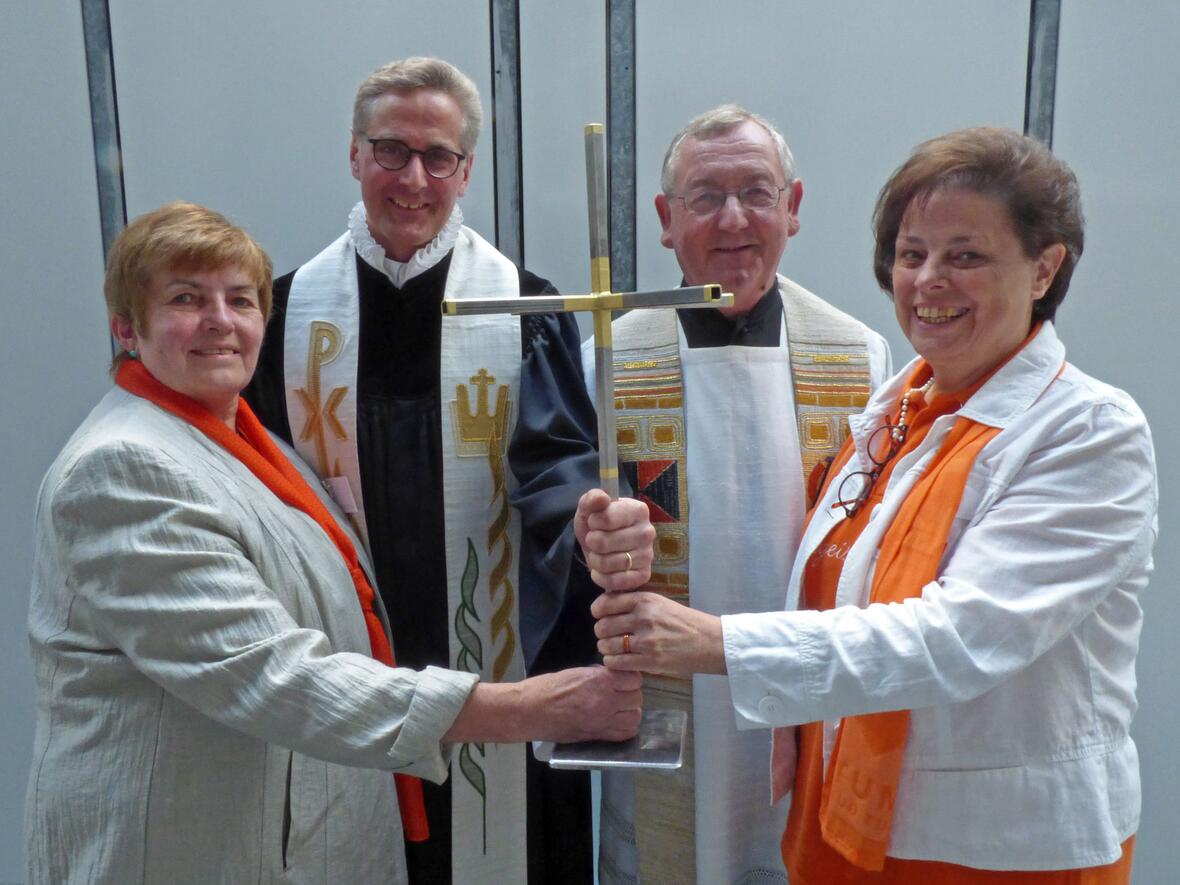 (v.l.) Hildegard Huber vom Fachausschusses „Kirche mitgestalten“, Pfarrer Frank Kreiselmeier von evangelisch St. Ulrich, Kolping-Diözesanpräses Domvikar Alois Zeller und Kolping-Diözesanvorsitzende Sonja Tomaschek geben mit dem Kreuz der Christusfeste im Jahr des Reformationsgedenkens ein gemeinsames Zeugnis für den Wunsch nach der Einheit der Christen. (Foto: Kolpingwerk Augsburg)