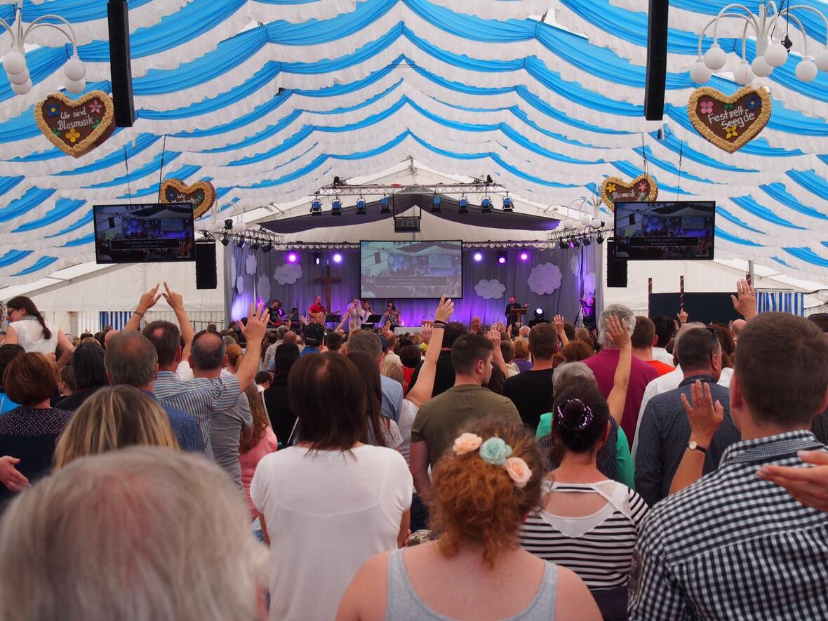 Rund 3000 Teilnehmer kamen im vergangenen Jahr zum Glaubensfest nach Seeg. (Foto: Jordan-Stiftung)