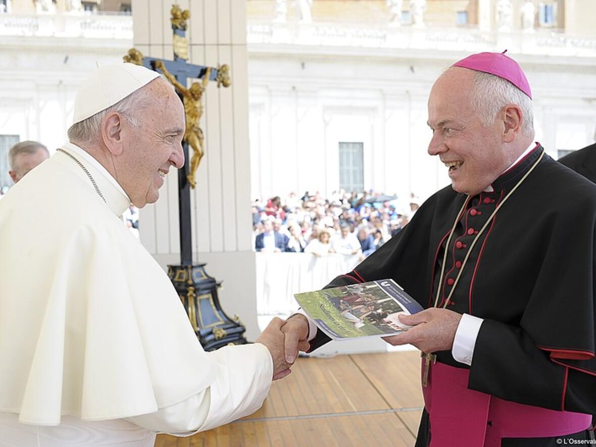 Weihbischof Anton Losinger, Stiftungsratsvorsitzender der KU, überreicht Papst Franziskus eine Broschüre über die Katholische Universität Eichstätt-Ingolstadt (Foto: Osservatore Romano).