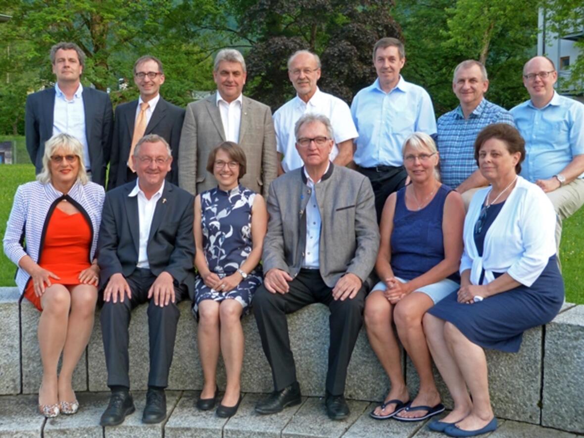 Der Vorstand und die Geschäftsleitung der Kolping Akademie: (vorne v. l.) Ursula Straub, Domvikar Alois Zeller, Dr. Martina Steber, Gebhard Kaiser, Mechthild Gerbig, Sonja Tomaschek, (hinten v. l.) Frank Jelitto, Werner Moritz, Herbert Barthelmes, Anton Ruf, Roland Kober, Franz Mayer und Björn Salanga. (Foto: Romana Kröling / Die Kolping Akademie)