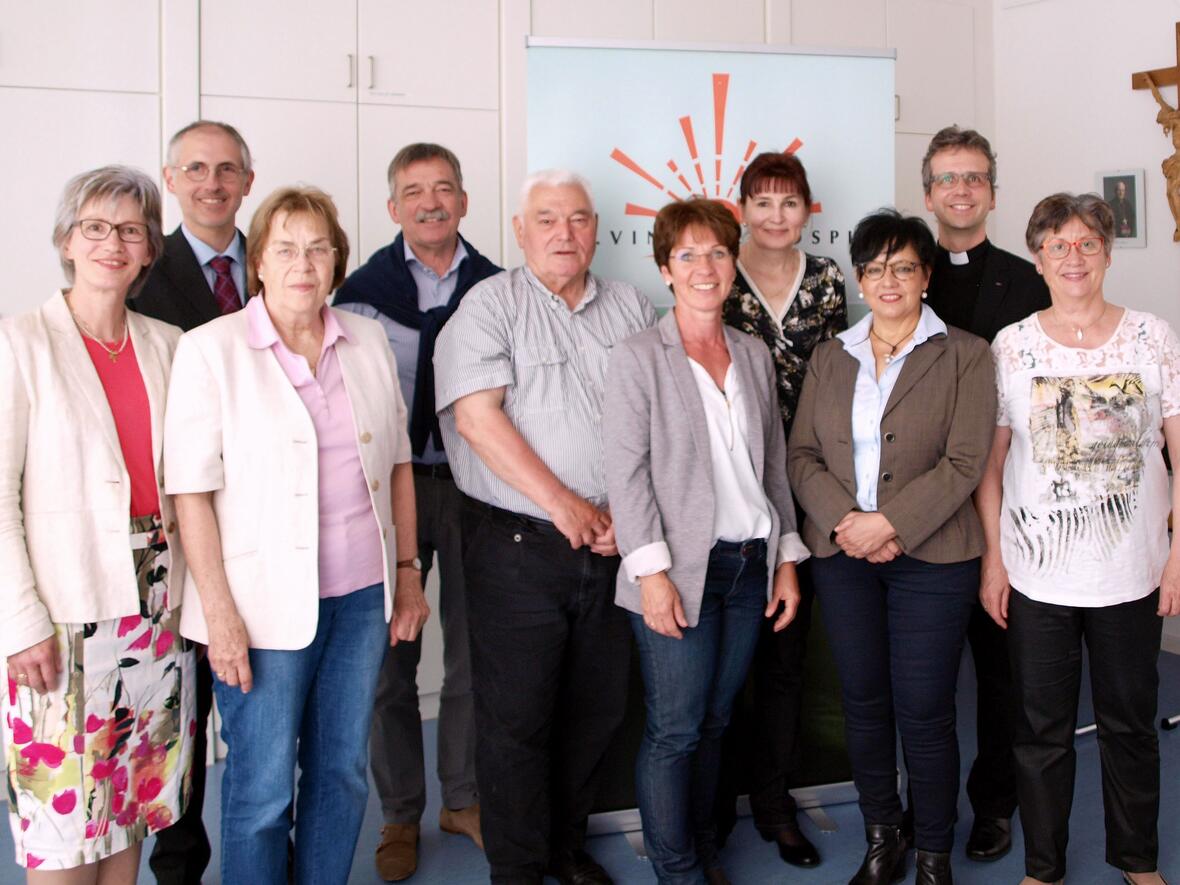 Gut aufgestellt präsentieren sich Vorstand und Beirat des St. Vinzenz-Hospiz Augsburg e.V. (von rechts): Margarete Rohrhirsch-Schmid (2. Vorsitzende), Domkapitular Armin Zürn (1. Vorsitzender), Martina Schmidberger, Gabriele Knoller, Dagmar Weindl, Karl-Heinz Seidenspinner, Dr. Ulrich Krauße, Birgit Wolf, Pfarrer Joachim Pollithy und Gudrun Theurer. (Foto: St. Vinzenz-Hospiz) 