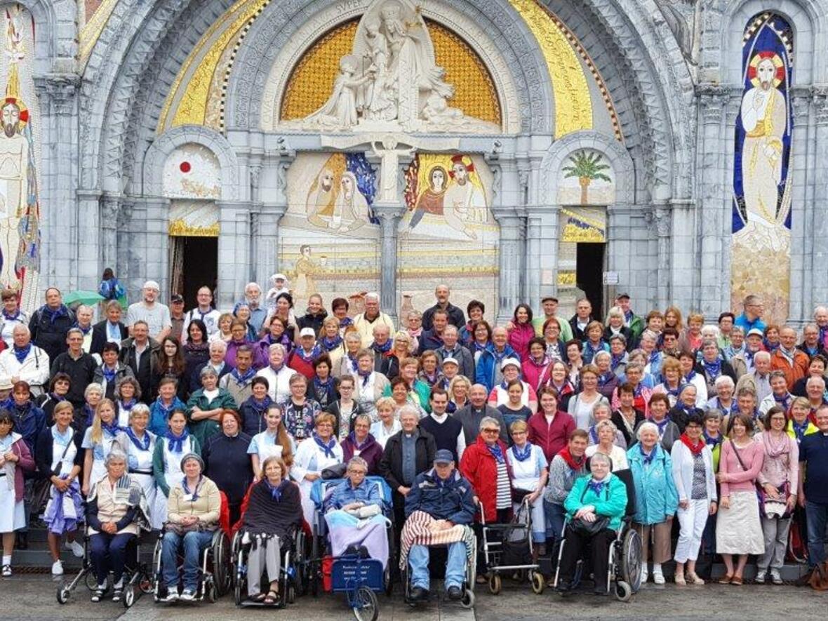 Die Teilnehmer der Diözesanwallfahrt 2017 vor der Rosenkranzbasilika in Lourdes. (Foto: Diözesan-Pilgerstelle)