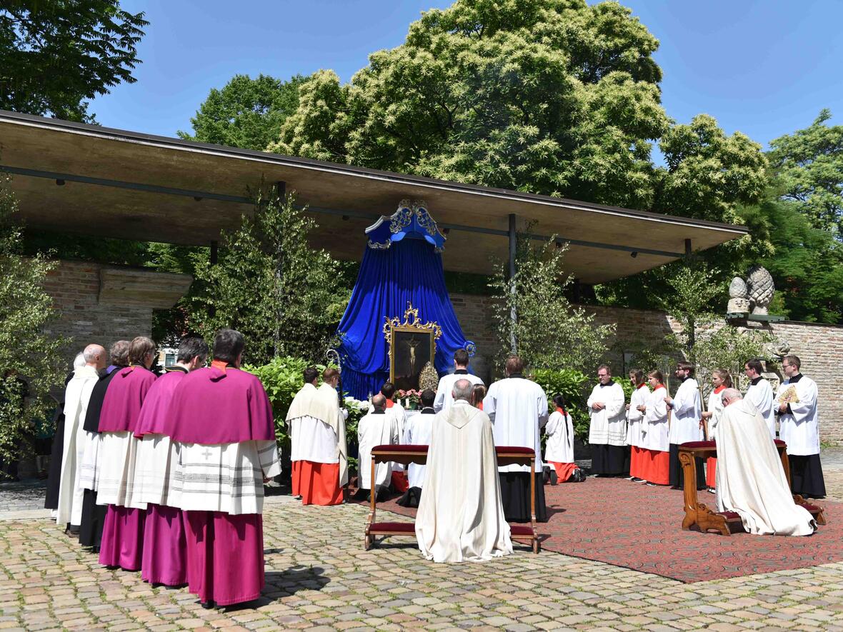 Bischof Konrad, die Weihbischöfe und Domkapitulare am vierten und letzten Altar der Fronleichnamsprozession. (Foto: Maria Steber/pba)