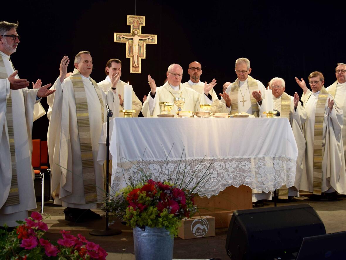 Konzelebranten beim Pontifikalamt mit Bischof Konrad waren unter anderem (von links) Dekan Karl-Bert Matthias und Radio Horeb-Programmdirektor Pfarrer Richard Kocher. (Foto: Sabine Verspohl-Nitsche/pdsf)