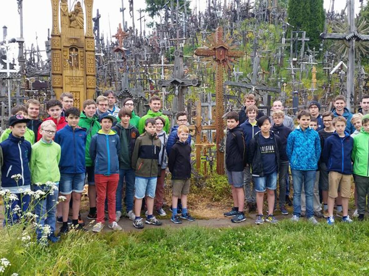 Die Domsingknaben widmeten am "Berg der Kreuze" ihr dort aufgestelltes Pilgerkreuz dem Frieden unter den Völkern. (Foto: Kudrus/Augsburger Domsingknaben)