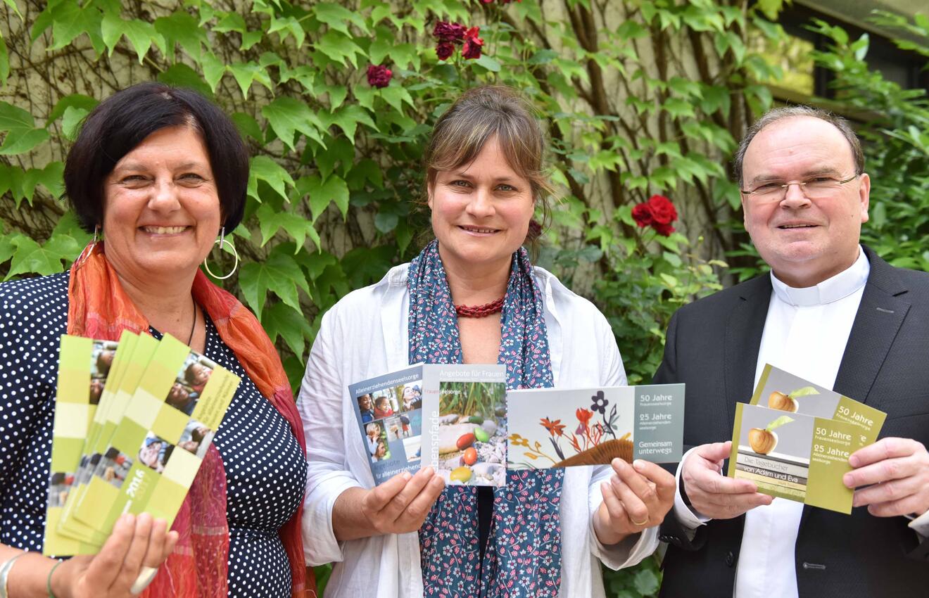 Claudia Possi, Referentin für Alleinerziehende, Elvira Blaha, Leiterin der Frauenseelsorge und Seelsorgeamtsleiter Prälat Dr. Bertram Meier. (v.links.) (Foto: Maria Steber / pba.)