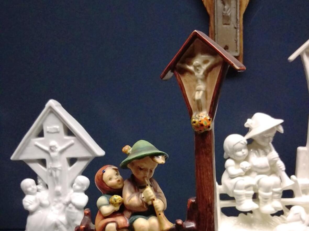 dioezesanmuseum-st-afra-sonderausstellung-das-bild-vom-bild-zeigt-mehr-als-150-miniatur-marterl1905055