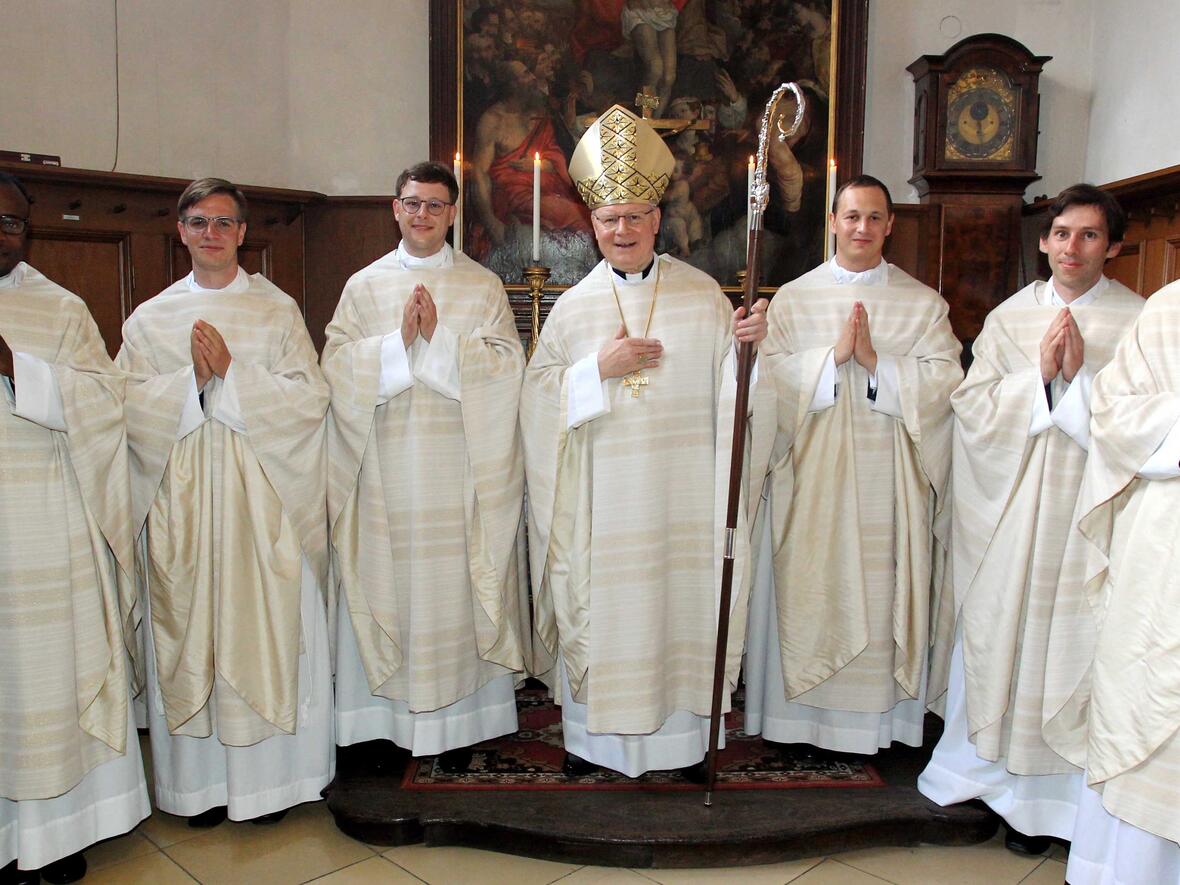 Sechs Diakone hat Bischof Dr.  Konrad Zdarsa heute im Augsburger Dom zu Priestern geweiht: Jean Kapena, P. Johannes Reiber FSO, Johannes Huber, Bischof Dr.  Konrad Zdarsa, Simon Sarapak, Helmut Wißmiller und Mathias Breimair (v.links) Foto: Annette Zoepf / pba.