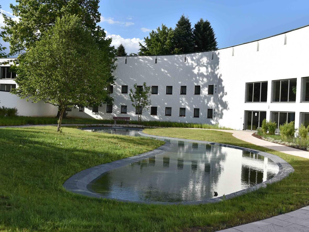 Das Exerzitienhaus Leitershofen lebt auch von seiner grünen Lunge. (Foto: Nicolas Schnall/pba)