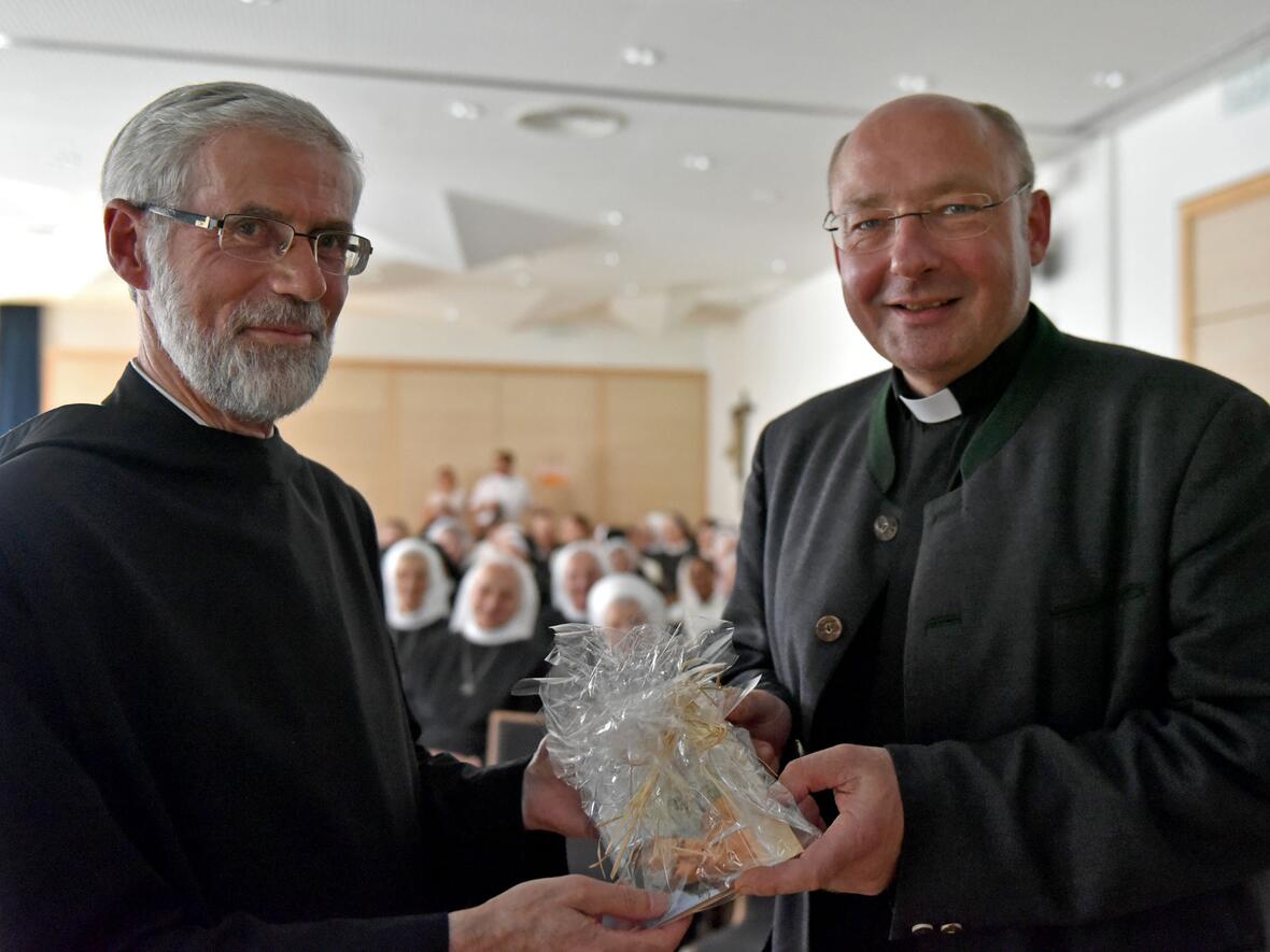 Pfarrer Lindl (r.) bedankt sich bei Pater Rudolf für zwölf Jahre, die er als Schwesterseelsorger im Bistum gewirkt hat. (Foto: Romana Kröling / pba)