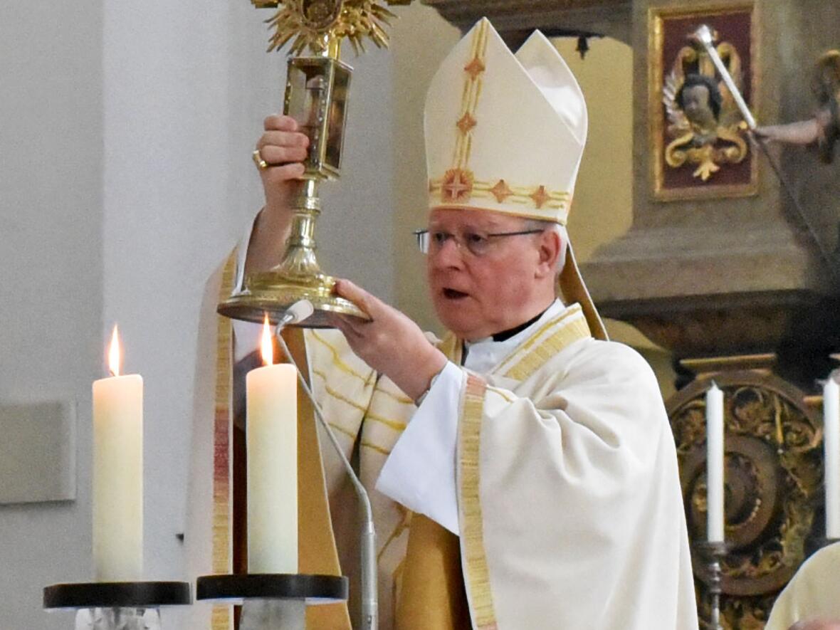 Wie immer während der Ulrichswoche wurde auch heute der Schlusssegen mit dem Ulrichskreuz gespendet. (Foto: Romana Kröling/pba)