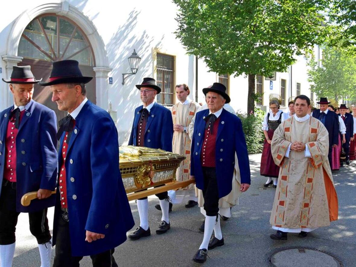 Ulrich geht auf Reisen nach Kempten: Prozession mit dem Ulrichsschrein zur Basilika St. Lorenz. (Foto: Sabine Verspohl-Nitsche / pba)