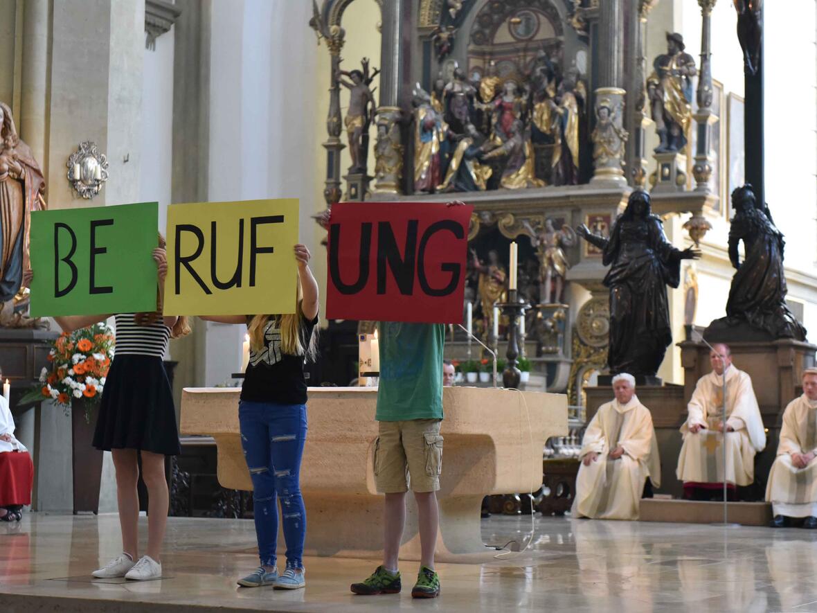 "Berufung" lautete das Thema des Gottesdienstes. Es wurde von Schüler/-innen vor dem Altar szenisch umgesetzt. (Foto: Maria Steber / pba)