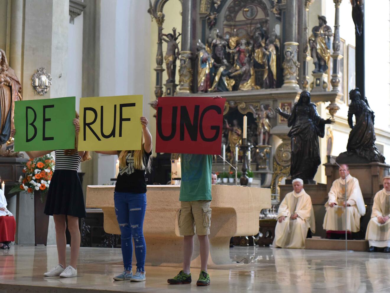 "Berufung" lautete das Thema des Gottesdienstes. Es wurde von Schüler/-innen vor dem Altar szenisch umgesetzt. (Foto: Maria Steber / pba)