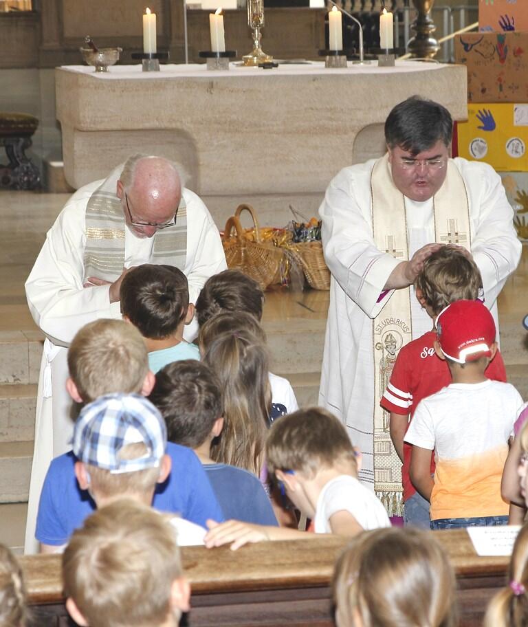 Generalvikar Harald Heinrich segnete zusammen mit zwölf Priestern 450 Kinder aus den Kitas im Bistum. (Fotos: Bernhard Gattner / Caritas)