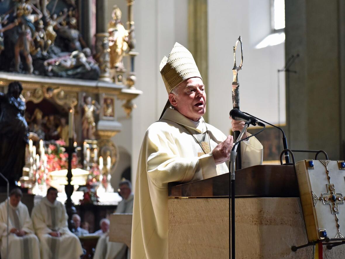 tag-der-ehejubilare-mehr-als-350-jubelpaare-stellen-ihre-ehe-unter-den-segen-gottes1912009