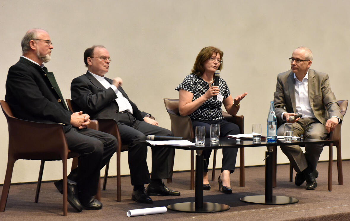 Dr. Karl-Georg Michel (rechts) moderierte das Podiumsgespräch mit den Referenten (v.l.) Pfarrer Peter Brummer, Domdekan Prälat Dr. Bertram Meier und Diözesanratsvorsitzende Hildegard Schütz. (Foto: Romana Kröling / pba)