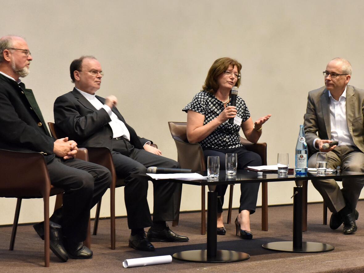 Dr. Karl-Georg Michel (rechts) moderierte das Podiumsgespräch mit den Referenten (v.l.) Pfarrer Peter Brummer, Domdekan Prälat Dr. Bertram Meier und Diözesanratsvorsitzende Hildegard Schütz. (Foto: Romana Kröling / pba)