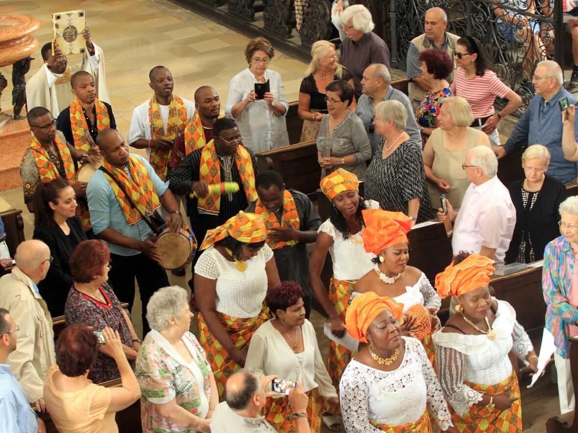 Die afrikanische Gemeinde gestaltete den Halleluja-Ruf und zog dabei in einer feierlichen Prozession unter Trommelklängen durch das Mittelschiff der Ulrichsbasilika vor den Altar. (Foto: Annette Zoepf/pba)