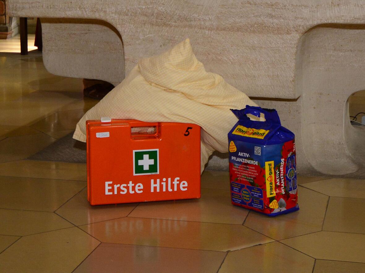 Ungewohnte Gaben brachten Jugendliche beim Gottesdienst der KJF in der Ulrichswoche zum Altar. Sie stehen für die tägliche Arbeit in dem Sozialunternehmen: Verletzungen heilen, Wurzeln geben, zur Ruhe kommen lassen. (Foto: KJF/Winfried Karg)