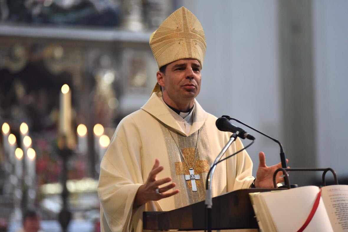 Bischof Stefan Oster zeigte in seiner Predigt auf Christus, die Mitte unseres Glaubens. (Foto: Nicolas Schnall / pba)