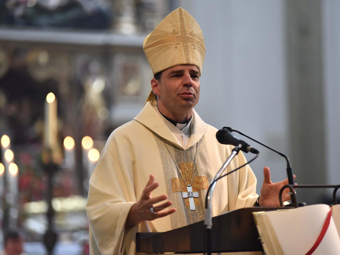 Bischof Stefan Oster zeigte in seiner Predigt auf Christus, die Mitte unseres Glaubens. (Foto: Nicolas Schnall / pba)