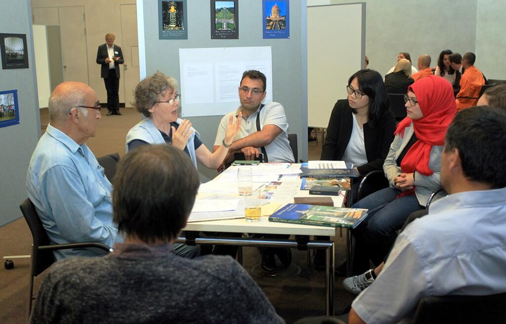 Das Kennenlernen der anderen Religonsgemeinschaften funktioniert am besten miteinander im Gespräch. (Foto: Annette Zoepf)