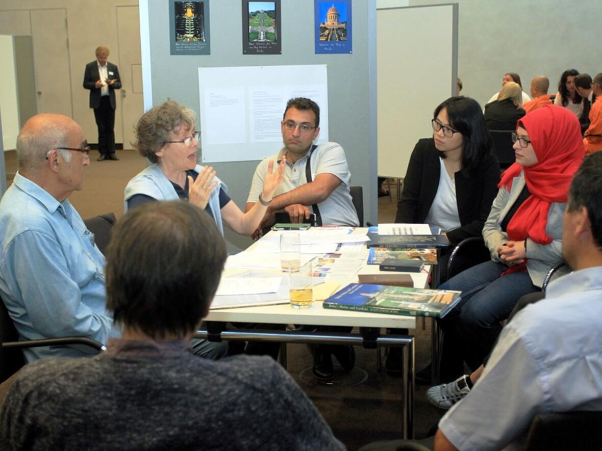 Das Kennenlernen der anderen Religonsgemeinschaften funktioniert am besten miteinander im Gespräch. (Foto: Annette Zoepf)