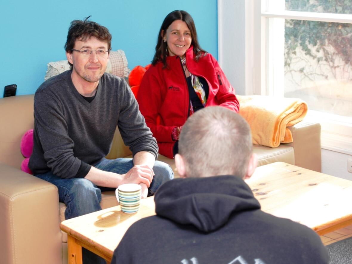 Die beiden Berater der Caritas im Drogenkontaktladen Talk Inn in Kempten, Maria Schmelz und Gerhard Zech im Gespräch mit einem Klienten. (Foto: Caritas Augsburg/Bernhard Gattner)