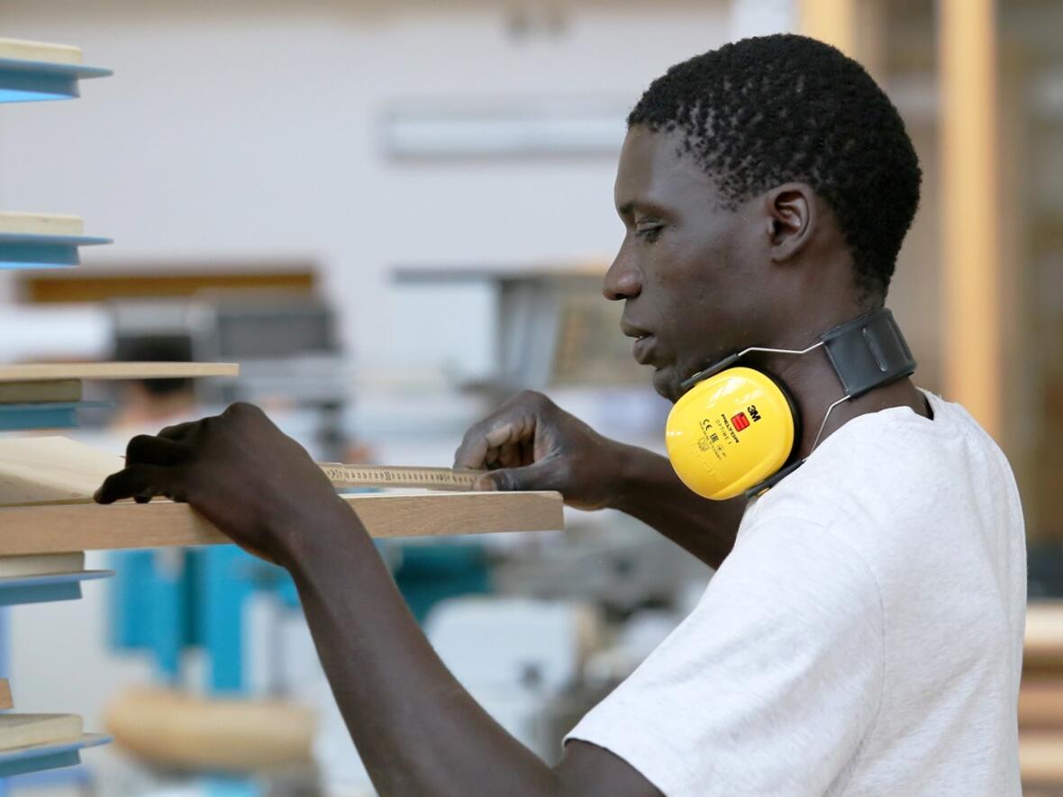 Saliou Sylla (20) hat jetzt bei der Handwerkskammer die Prüfung zum Fachpraktiker Holz bestanden und direkt im Anschluss eine Stelle bei der Firma Littwin bekommen. (Foto: KJF/Martin Beil)