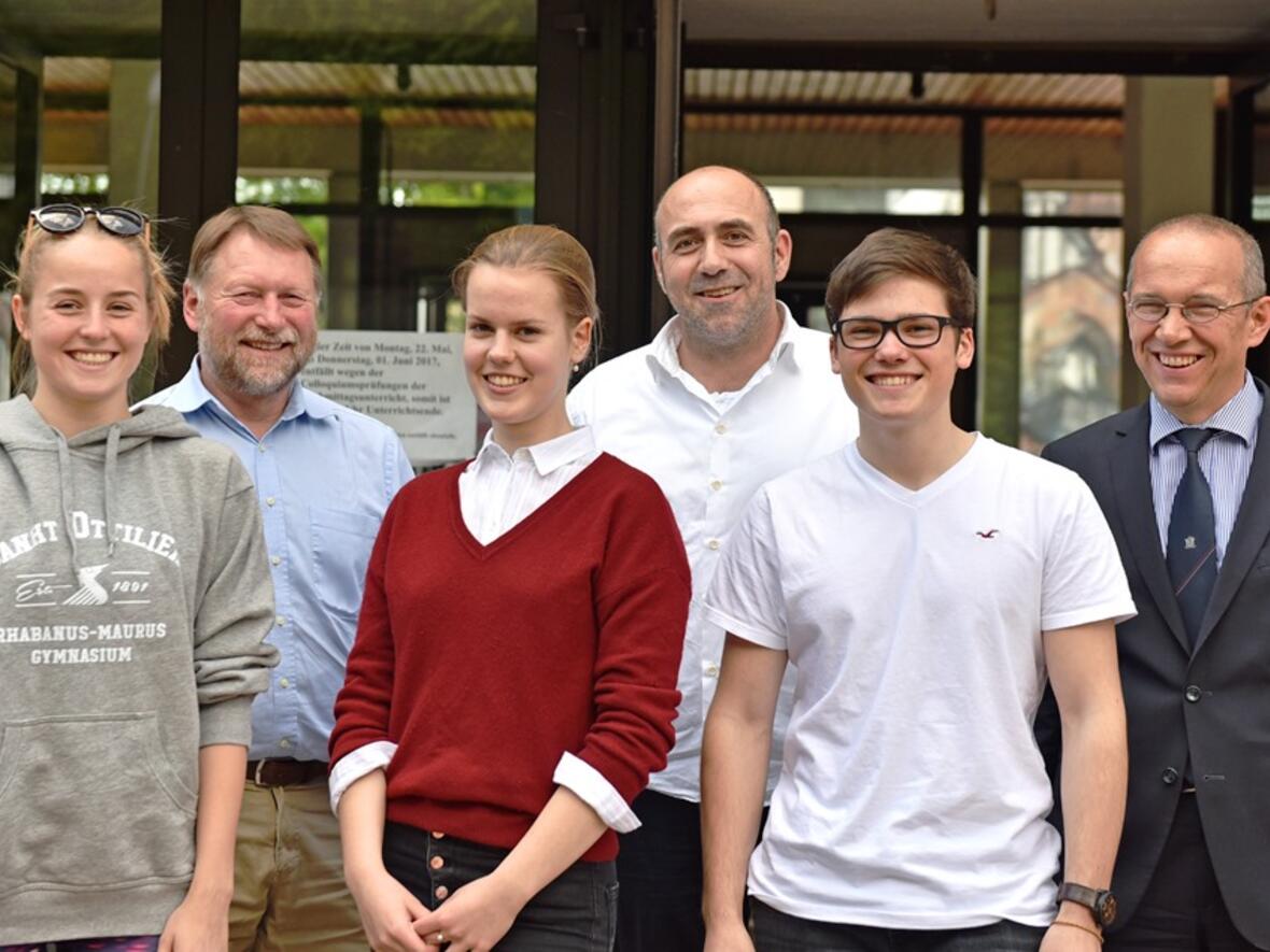 Im Rhabanus-Maurus-Gymnasium ziehen Lehrer und Schüler an einem Strang (v.l.): Julia Eckert, Joachim Hanke, Sophia Gruber, Georg Kagerer, Julius Echinger und Schulleiter Michael Häußinger. (Foto: Nicolas Schnall / pba) 
