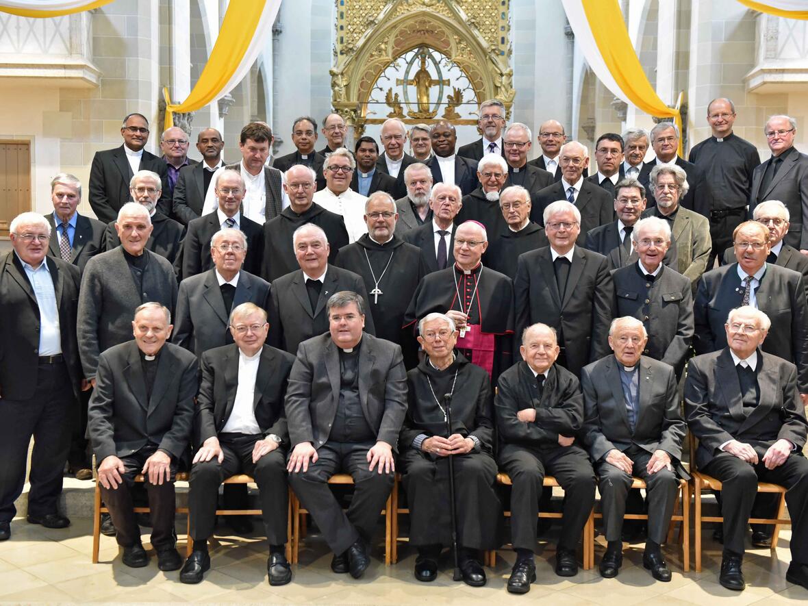 Die Weihejubilare gemeinsam mit Bischof Dr. Konrad Zdarsa und Priesterseelsorger Pfarrer Thomas Gerstlacher (Foto: Nicolas Schnall / pba).
