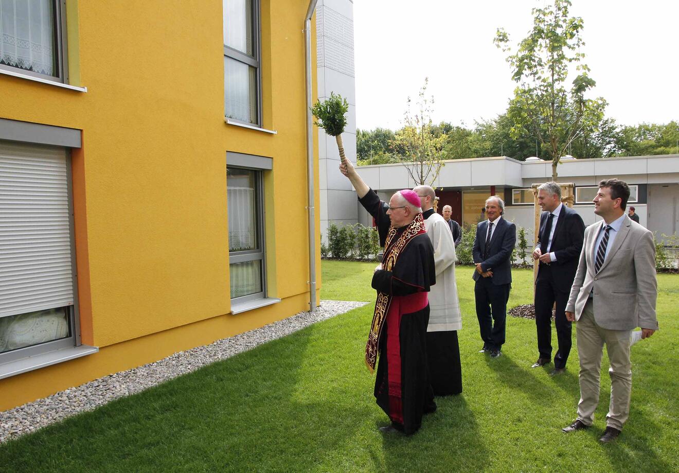 Bischof Konrad segnete die einzelnen vier Häuser von „Haus Noah“. Ihn begleiteten (v.l.) Caritas-Geschäftsführer Dr. Walter Semsch, der Bundestagsabgeordnete Hansjörg Durz sowie Augsburgs Bürgermeister und Sozialreferent Dr. Stefan Kiefer. (Foto: Caritas Augsburg/Bernhard Gattner)
