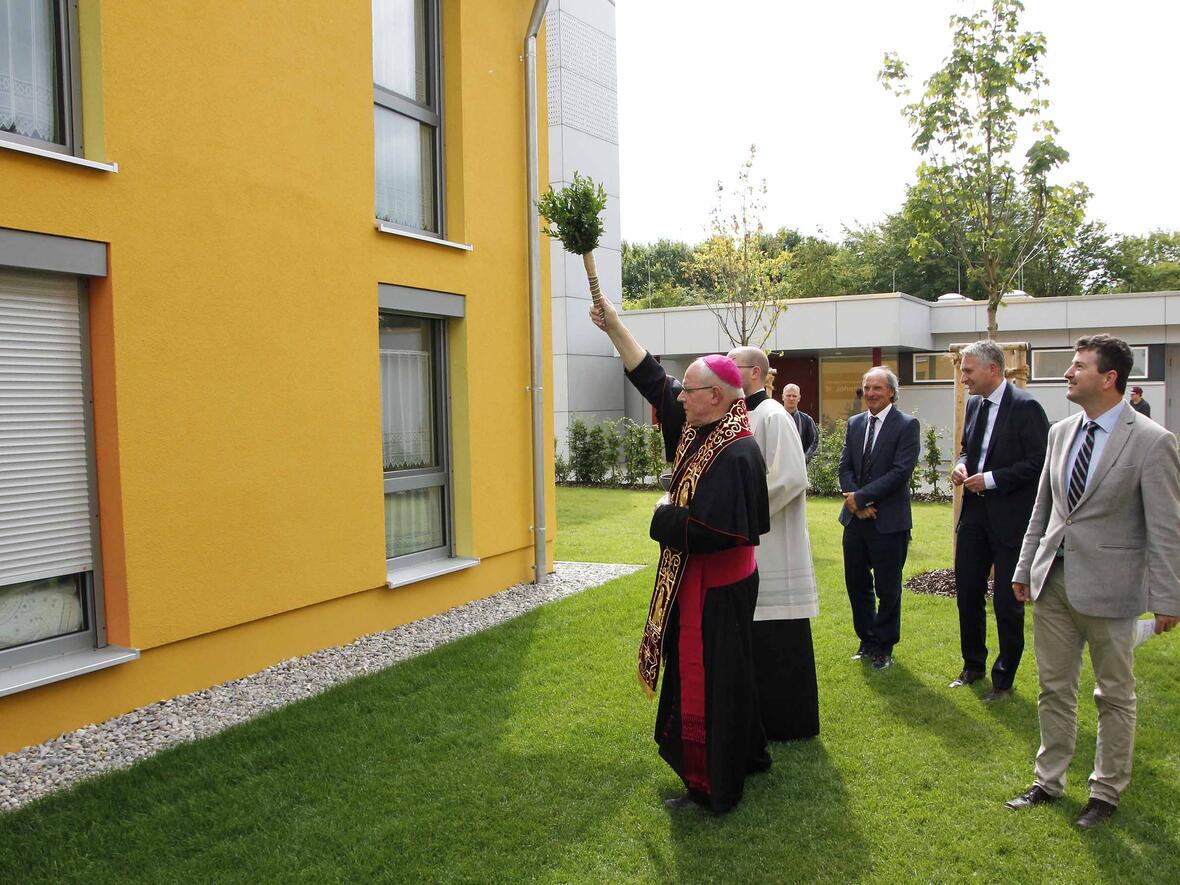 Bischof Konrad segnete die einzelnen vier Häuser von „Haus Noah“. Ihn begleiteten (v.l.) Caritas-Geschäftsführer Dr. Walter Semsch, der Bundestagsabgeordnete Hansjörg Durz sowie Augsburgs Bürgermeister und Sozialreferent Dr. Stefan Kiefer. (Foto: Caritas Augsburg/Bernhard Gattner)