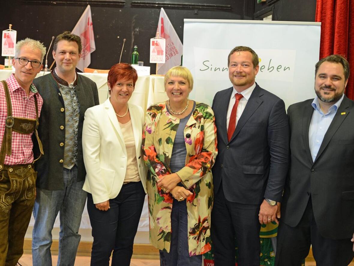 (v.l.) KAB-Rentenexperte Peter Ziegler, MdB Tobias Zech (CSU), Susanne Ferschl (Die Linke), Bundestagsvizepräsidentin Claudia Roth (Bündnis 90/Die Grünen), SPD-Generalsekretär Uli Grötsch und FDP-Generalsekretär Daniel Föst (Fotos: KAB Würzburg/Kolbow) 