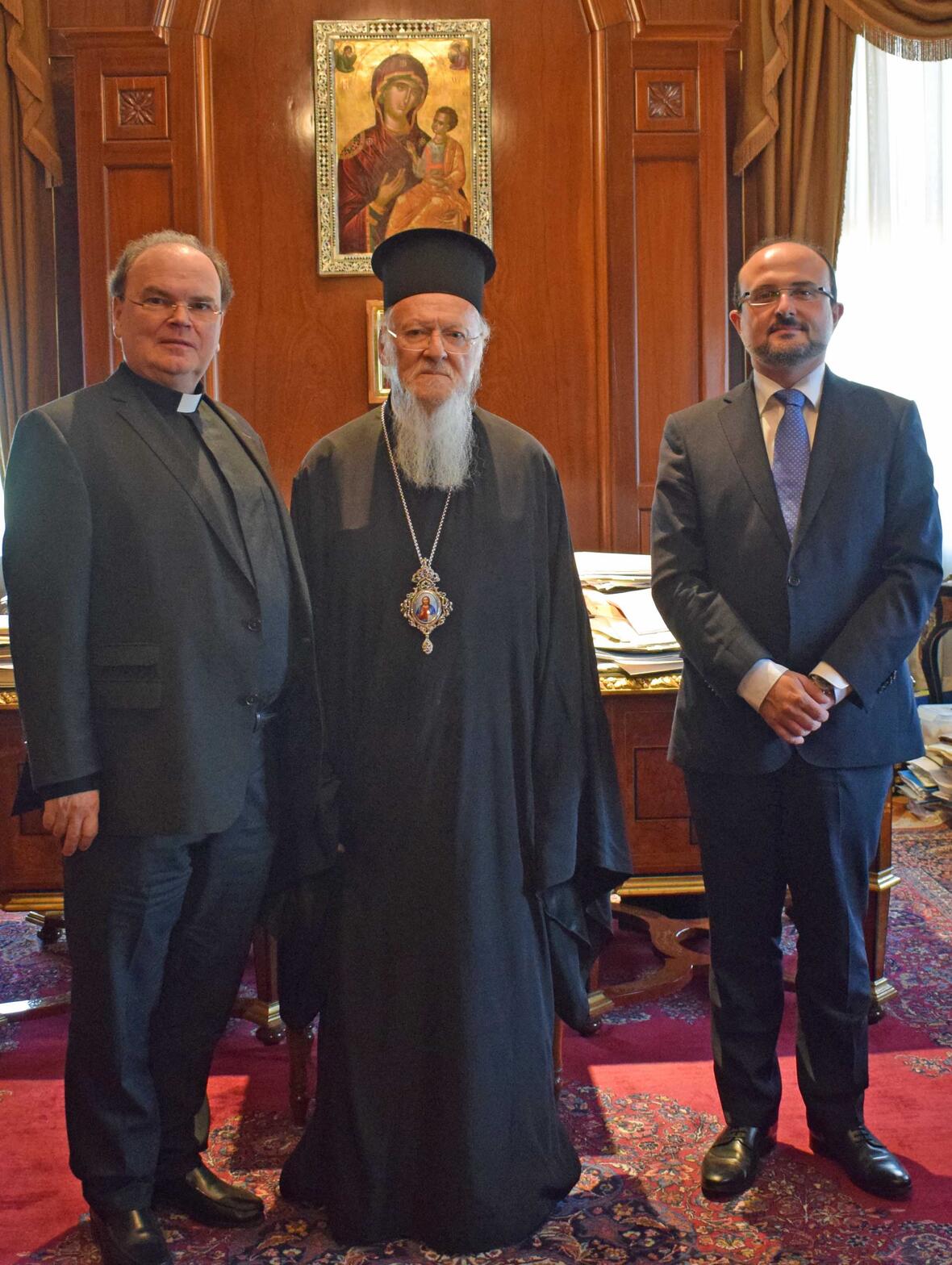 Der ökumenische Patriarch Bartholomaios I. zusammen mit dem Vorsitzenden der ACK Bayern, Prälat Dr. Bertram Meier, und ACK-Geschäftsführer Georgios Vlantis. (Foto: ACK Bayern)