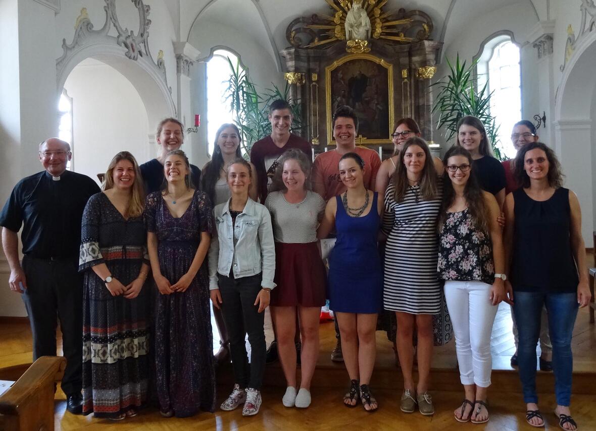Pfarrer Dr. Ulrich Lindl hat am Samstag sieben junge Frauen und einen jungen Mann in den Weltfreiwilligendienst des Bistums Augsburg ausgesendet. Bei der Feier waren auch die Rückkehrer aus dem letzten Jahr dabei. Foto: privat.