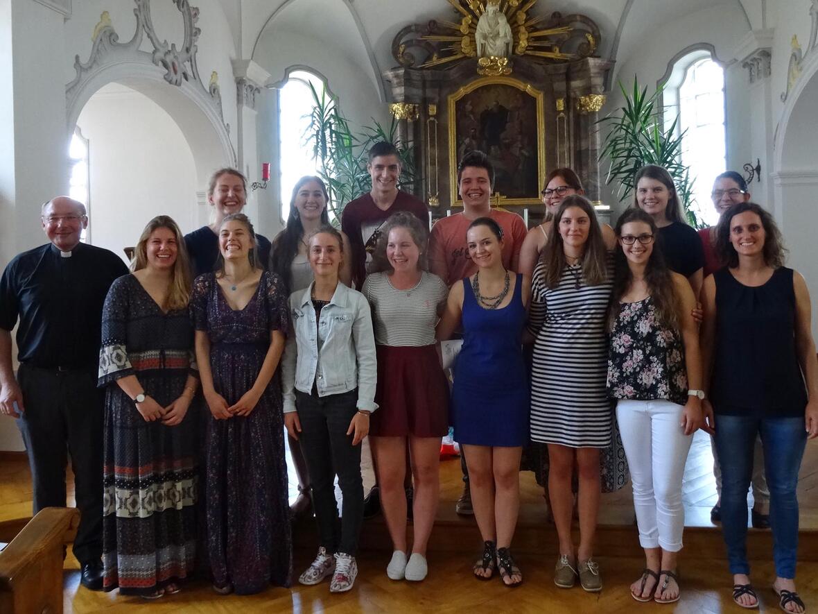 Pfarrer Dr. Ulrich Lindl hat am Samstag sieben junge Frauen und einen jungen Mann in den Weltfreiwilligendienst des Bistums Augsburg ausgesendet. Bei der Feier waren auch die Rückkehrer aus dem letzten Jahr dabei. Foto: privat.