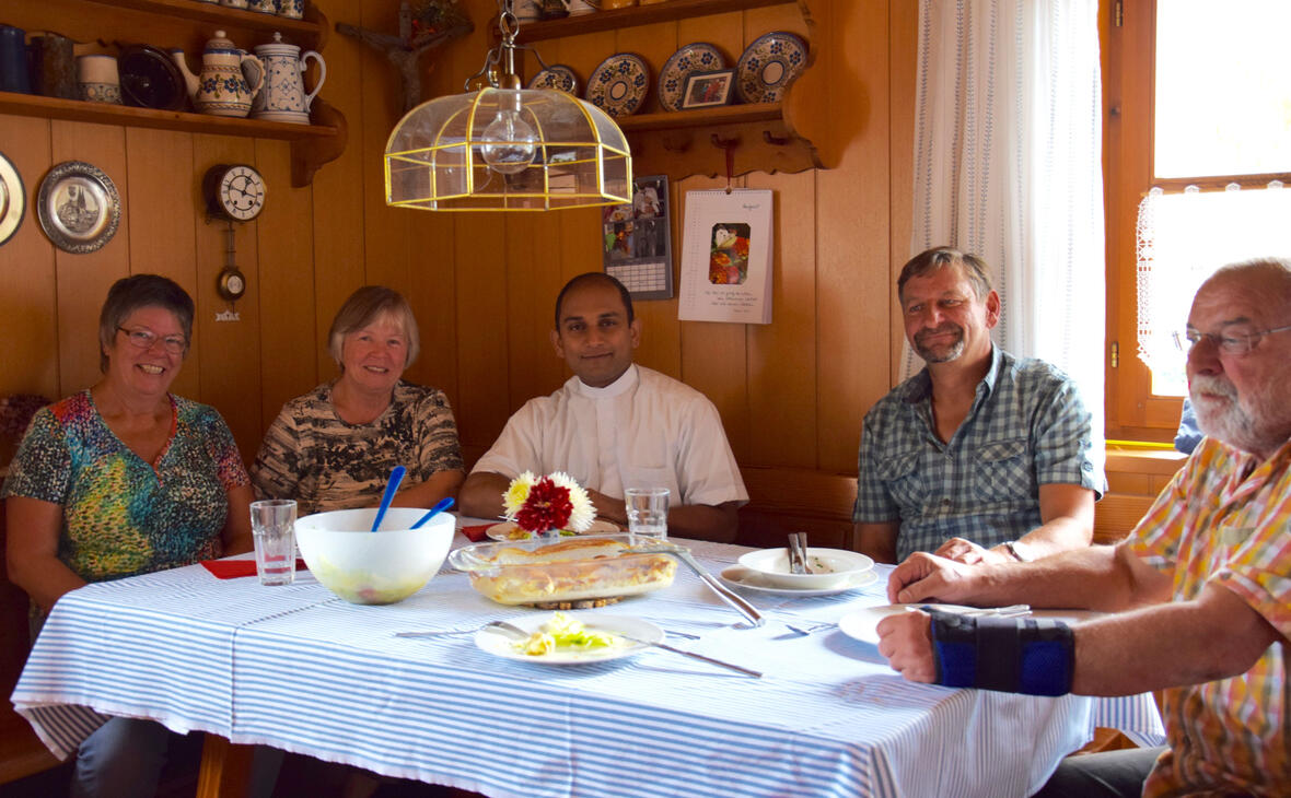 Gabriele und Walter Sima (links und rechts im Bild) haben Pater Jijo Joseph Peruvelil (Mitte) zum Mittagessen eingeladen. Rita Leanza und Martin Weich leisten ihnen gern Gesellschaft. (Foto: Sabine Verspohl-Nitsche / pdke)
