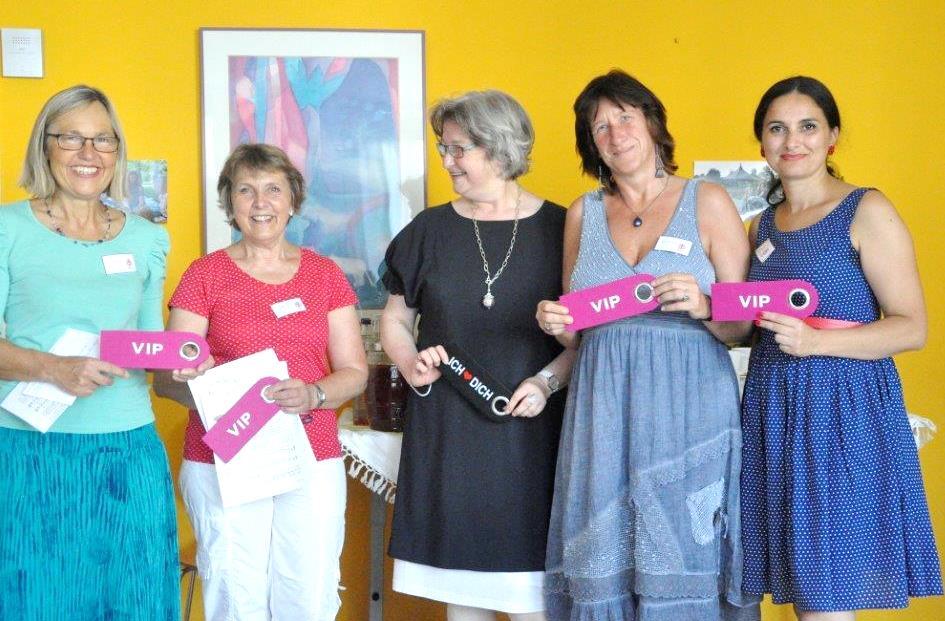 Die Beauftragte des Bistums für die Schwangerenberatung, Maria-Anna Immerz (Mitte), würdigte das Engagement der vier Mitarbeiterinnen der Spielstube (v.l.) Sonja Vierling, Brigitte Zaller, Beate Maul-Syed und Heidi Pabst. (Foto: SkF)
