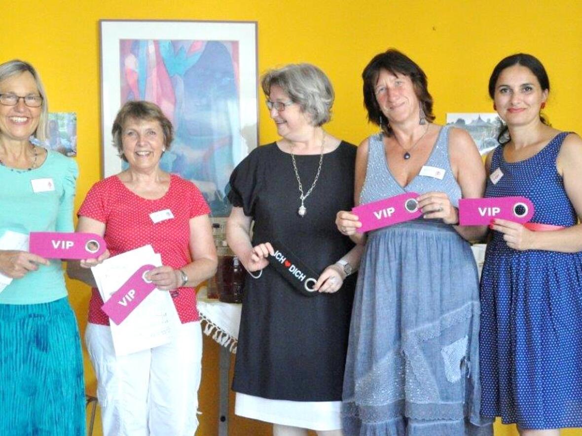 Die Beauftragte des Bistums für die Schwangerenberatung, Maria-Anna Immerz (Mitte), würdigte das Engagement der vier Mitarbeiterinnen der Spielstube (v.l.) Sonja Vierling, Brigitte Zaller, Beate Maul-Syed und Heidi Pabst. (Foto: SkF)