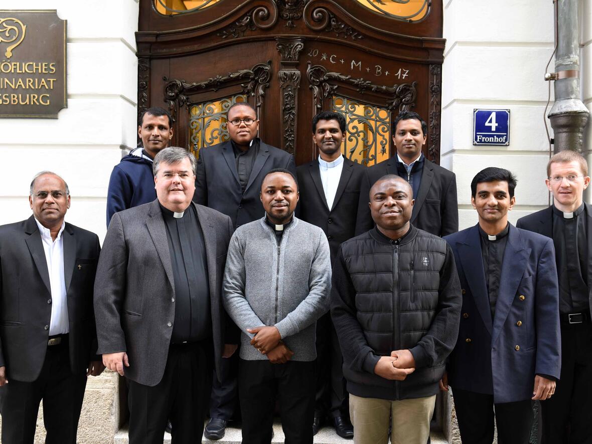 (Vordere Reihe von links): Pater Babu Pereppadan, Generalvikar Harald Heinrich, Malachy Terfa Anum (Pfarrei Hlgst. Herz Jesu), Pater John Okechukwu Mgbeahuruike (Pfarrei St. Ulrich und Afra), Pater Aneesh Puthussery Chandy (PG Zum Guten Hirten/St. Canisius), Domvikar Martin Riß. (Hintere Reihe von links): Pater Aju James (Pfarrei St. Anton), Ephraim Mmaduabuchi Udoye (Pfarrei St. Elisabeth) Pater Bineesh Pallath Joseph (PG Gersthofen), P. Vipin Varghese (PG St. Georg/St. Maximilian/St. Simpert). Auf dem Bild fehlt P. Nimin Kallakulathu Mathew (PG Heilig Geist/Zwölf Apostel). (Foto: Nicolas Schnall / pba)