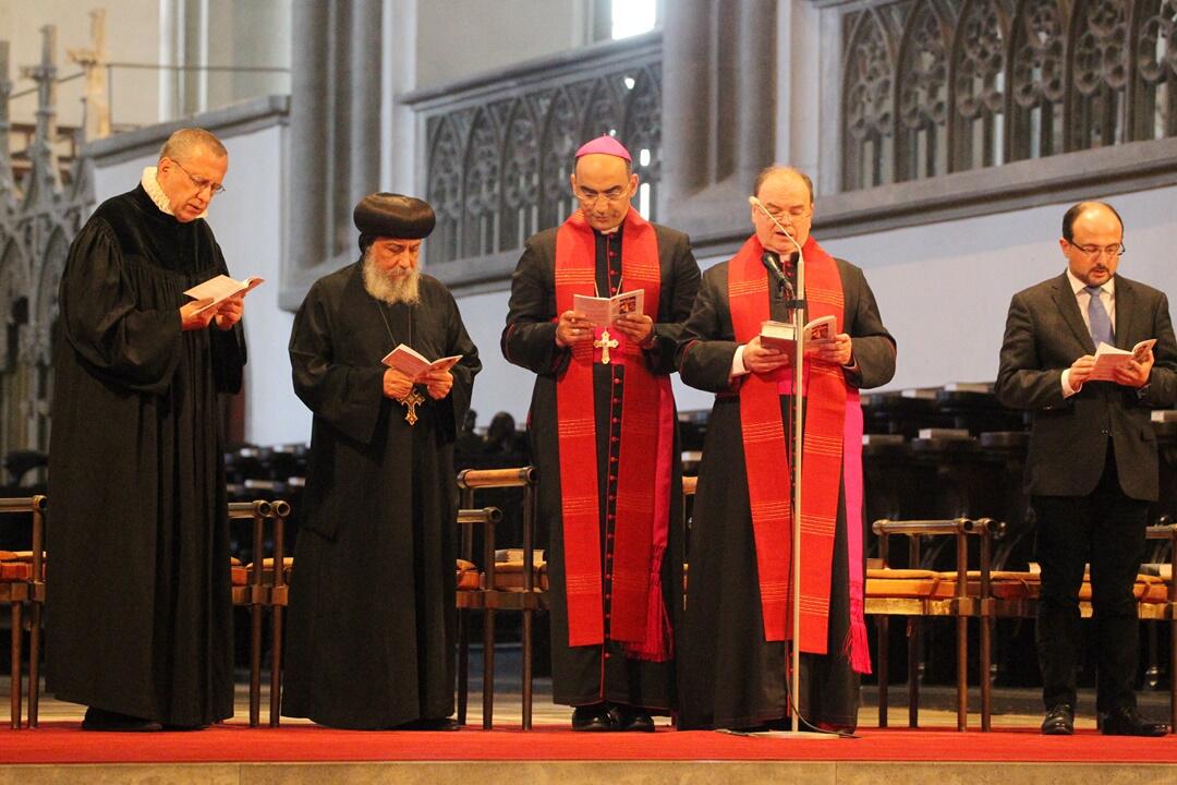 Christen aus verschiedenen Konfessionen versammelten sich gestern im Augsburger Dom, um den ökumenischen Kreuzweg zu beten. (Fotos: Annette Zoepf / pba)